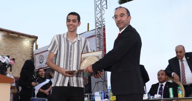المستشار أحمد الحمامصي خلال تكريم الطالب إبرام يوسف