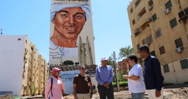 محافظ أسوان يتفقد مشروع جدارية "أرض من ذهب" بطريق السادات.. صور