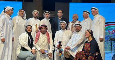 الفن السيناوى يضىء ليالى جرش بحضور وزير الثقافة (صور) وزير الثقافة مع فرقة العريش للفنون الشعبية