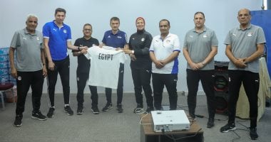 لجنة الحكام تهدي مندوب فيفا قميص منتخب مصر في ختام معسكر الـ VAR لجنة الحكام تهدي مندوب فيفا قميص منتخب مصر