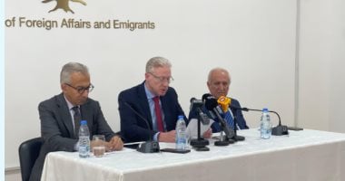وزير الخارجية اللبنانى يتوسط وزير الاقتصاد والتجارة والرئيس التنفيذى لمجموعة الاقتصاد