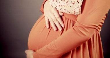 مخاطر ارتداء الجينز الضيق أثناء الحمل.. والبدائل الآمنة سيدة حامل
