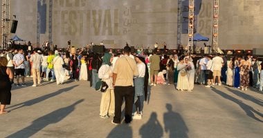 الجمهور يتوافد على حفل تامر حسنى والشامى فى مهرجان العلمين جهور حفل تامر حسنى فى العلمين