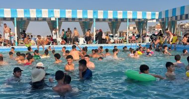 خيول وأغانٍ وأجواء ممتعة للمصطافين داخل منتجعات مصيف جمصة