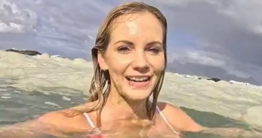 كانت مستمتعة بالرغاوى.. بلوجر تكتشف إنها تسبح في مياه صرف صحى