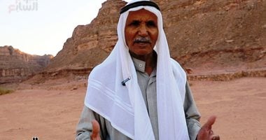 صالح عيد حكّاء سيناء الأخير.. يحفظ ذاكرة البدو ويرويها للسائحين والباحثين.. يقرأ الجبال ككتاب مفتوح.. ويعرف الطريق من النجوم.. لا ينسى حكاية ولا يخطئ دربًا.. يروى الأمثال و يسرد علوم البدو ويفك شفرة الصحراء صالح عيد سليمان نصر