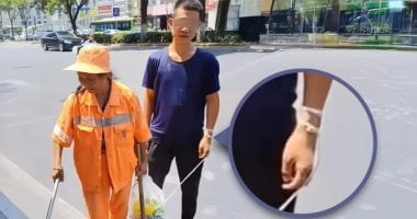 أم صينية تربط ابنها من ذوى الهمم فى يدها أثناء العمل بالشارع عاملة النظافة مع ابنها