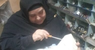 سعيده أبو عرب صاحبة ال61 سنة تجيد مهنة اصلاح الأجهزة الكهربائية