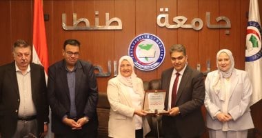 عميد طب طنطا يكرم عددا من رؤساء الأقسام وفريق اعتماد مستشفى الجراحات الجديدة
