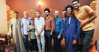 "اليوم السابع" داخل منزل الثالث مكرر بالثانوية الأزهرية.. محمد: مش متخيل النتيجة وعرفتها من الفيس بوك.. بركز فى المذاكرة ووبعد عن السوشيال ميديا اللى بتضيع الوقت.. ويؤكد أحلم بدخول كلية الطب.. صور اليوم السابع بمنزل الطالب محمد مصطفى عبد الحاكم الثالث مكرر بالجمهورية