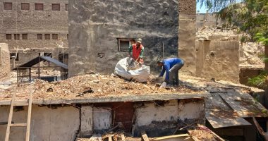 حملة لنظافة الأسطح بشارع المعز