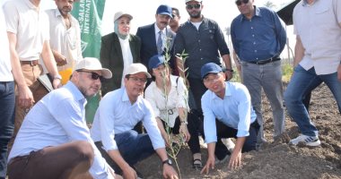 رئيس جامعة بنها يزرع 1000 شتلة زيتون بكلية الزراعة بمشتهر ويشهد حصاد السمك