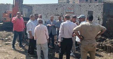 نائب محافظ يتفقد مشروع خط الصرف الصحى