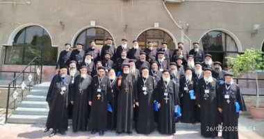 لقاء الأنبا أنجيلوس مع كهنة مجالس الأحوال الشخصية الفرعية للقاهرة والجيزة صورة تذكارية بعد اللقاء