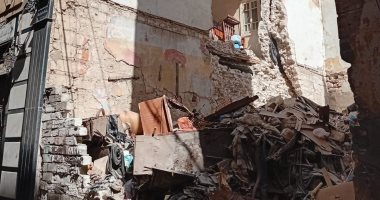 انهيار أجزاء بعقار قديم في العطارين وإخلائه من السكان بالإسكندرية