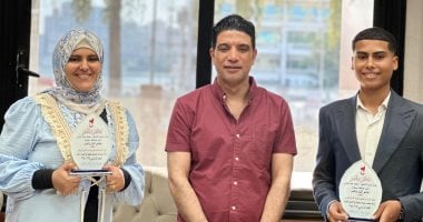 نموذج مشرف.. أم وابنها ينجحان سويا بامتحانات الثانوية العامة فى سوهاج.. صور تكريم الأم وابنها لنجاحهما فى الثانوية العامة