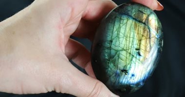 5 أسباب تجعل حجر اللابرادورايت مثالي في الصيف.. يقلل التوتر ويعزز صفاء الذهن