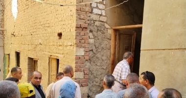 تصدع بعض المنازل بقرية أبويط ببنى سويف إثر هبوط أرضي مفاجئ