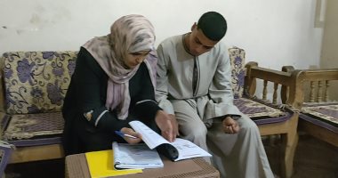 أم وابنها يهزمان الزمن ويصنعان معجزة فى الثانوية العامة.. الأم تحصل على 89% والابن 86%.. محمد: ليست فقط أمى بل زميلتي بالدراسة.. والأم: التعليم لا يعرف عمرا وحلمنا ندرس صيدلة.. ونائب محافظ سوهاج يكرمهما.. فيديو الأم والابن خلال المذاكرة