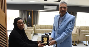محافظ أسوان يكرم الحاجة فاطمة "قاهرة الأمية".. ويؤكد: نموذج قدوة