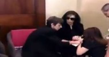 ماجدة الرومى تقبل يد فيروز فى عزاء زياد الرحبانى 