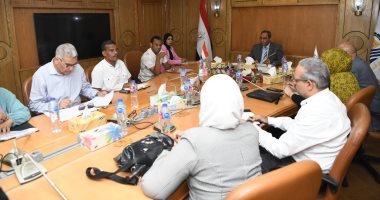 محافظ قنا يبحث 122 شكوى وطلبا في لقائه الجماهيري الأسبوعي مع المواطنين