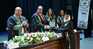 رئيس جامعة القاهرة يشهد تخريج الدفعة 97 من الطلاب الوافدين بكلية طب الأسنان تخريج الدفعة 97 من الطلاب الوافدين بكلية طب الأسنان