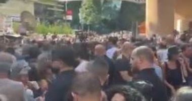 تجمهر الآلاف من محبى زياد الرحبانى أمام المستشفى لتوديعه.. صور الجمهور أمام مستشفى لتوديع زياد الرحبانى