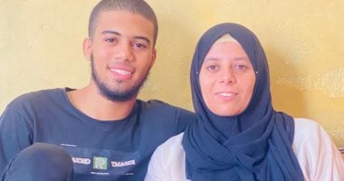 السادس مكرر بالثانوية الأزهرية: "دعاء أمي والمذاكرة اليومية وراء التفوق" خالد مع والدته