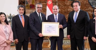 الرئيس السيسى يتسلم شهادة خلو مصر من فيروس سى