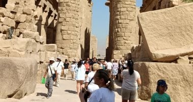 يوم مبهج ومميز للسائحين في الأقصر بالموسم الصيفى.. يبدأ بمغامرات البالون الطائر.. تحليق أكثر من 125 رحلة في 72 ساعة تقل 2500 سائح.. زيارات للمعابد الأثرية.. وينتهي برحلات حنطور في شوارع المدينة مساء.. صور استمتاع سياح العالم فى معابد الكرنك بالأقصر