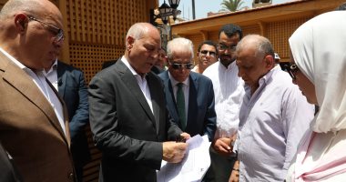محافظ القاهرة ومستشار رئيس الجمهورية بحديقة الأزبكية