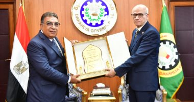 محافظ الدقهلية يكرم المستشار القضائي بمناسبة انتهاء فترة عمله
