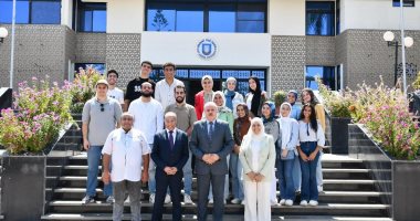 رئيس جامعة القناة يلتقى وفد طلاب كلية الطب البيطرى قبل سفره إلى الصين رئيس الجامعة والوفد الطلابي
