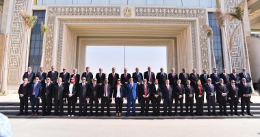 مرشحو حماة الوطن لانتخابات الشيوخ يلتقطون صورا تذكارية أمام ساحة الشعب بالعاصمة الإدارية