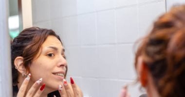 نيوز برو : 
                                            5 عادات يومية تتسبب فى ظهور البثور وخطوط التجاعيد.. أبرزها الهاتف المحمول
                                        