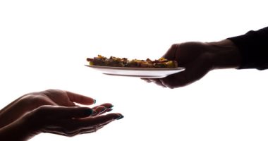 تفسير حلم الحصول على طعام من امرأة غريبة.. عطاء أم رسالة تحذير؟