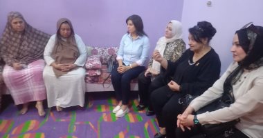 القومى للمرأة بسوهاج: "طرق الأبواب" لحث السيدات على المشاركة بالانتخابات جانب من أعمال التوعية