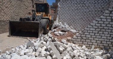 حملات مكبرة لإزالة التعديات وأعمال البناء المخالف بأحياء الإسكندرية جانب من الإزالات