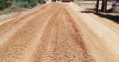 العمل على قدم وساق للانتهاء من أعمال تطوير طريق “حصة آبيار”.. صور جانب من الأعمال