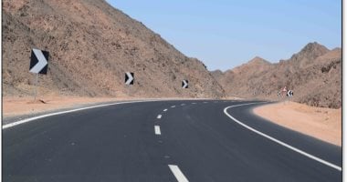 محاور الطرق الجديدة تربط مدن الصعيد بساحل وموانئ البحر الأحمر.. اختصرت الوقت والمسافة على المواطنين وسهلت نقل البضائع وساعدت على تنشيط السياحة.. ووزارة النقل تنفذ ازدواج ورفع كفاءة الطرق القديمة.. صور طريق قنا سفاجا