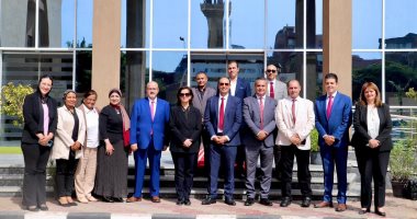الدكتور عمرو عثمان مدير صندوق مكافحة الإدمان والدكتورة حنان بلخي، المدير الإقليمي لمنظمة الصحة العالمية