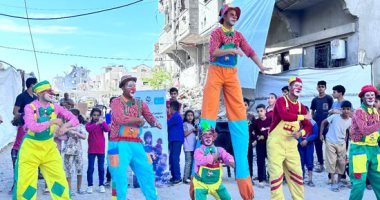 الفرحة تتحدى الألم.. مهرجون يرسمون البسمة على وجوه أطفال غزة المهرجين ولاعبى السيرك فى غزة