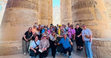 الأقصر ساحرة الصيف تجذب آلاف الزوار.. السائحون يستمتعون بمشاهدة المعالم الأثرية والسياحية.. والمحافظ: لدينا 4500 غرفة عائمة.. ومتابعة دورية للنظافة والتجميل بكورنيش النيل لخدمة ضيوف العالم.. صور استمتاع السياح بين أعمدة معابد الأقصر