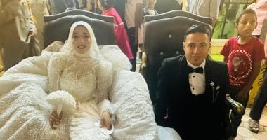 سيد وآية.. قصة زواج يتمسك بالأمل ويتغلب على قيود الإعاقة.. العريس ولد بقدمين قصيرتين يعمل محفظا للقرآن بقريته بالمحلة فى الغربية.. ويؤكد: أبناء قريتى شاركونى فرحتى وسعادتى لا توصف.. صور العروسان