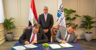 رئيس اقتصادية قناة السويس يشهد توقيع عقد مشروع “CWA” للمنسوجات بالسخنة
