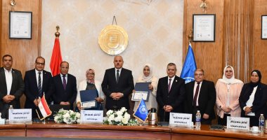 جامعة قناة السويس تكرم الفائزين بجائزة الأداء المتميز تقديرا لعطائهم والتزامهم