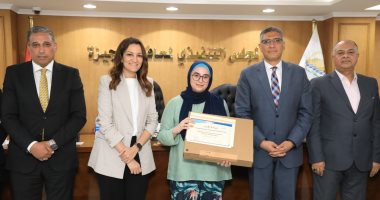 محافظ الجيزة يكرم أوائل الثانوية العامة والدبلومات الفنية من أبناء المحافظة.. صور محافظ الجيزة يكرم أوائل الثانوية العامة والدبلومات الفنية من أبناء المحافظة