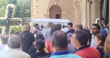 في تابوت أبيض.. نعش الفنان لطفي لبيب محمولا على الأعناق بكنيسة مارمرقس نعش لطفي لبيب