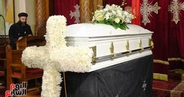 وصول جثمان الفنان القدير لطفي لبيب إلى كنيسة مارمرقس.. صور جنازة لطفي لبيب